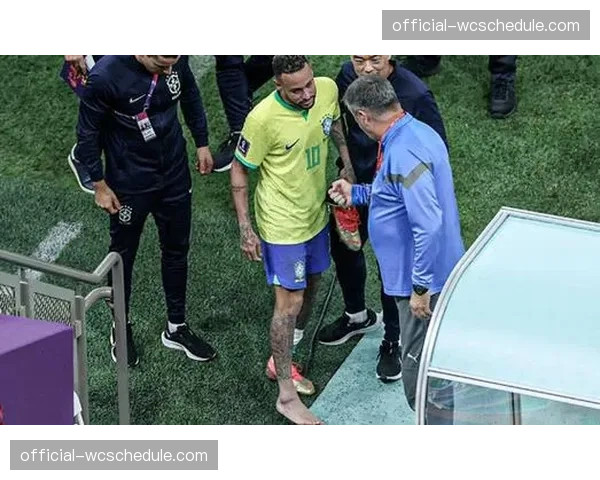 内马尔儿子场边观战，为父亲每一次突破欢呼